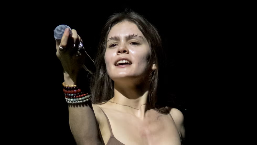 Sofia Isella Early Life and Education